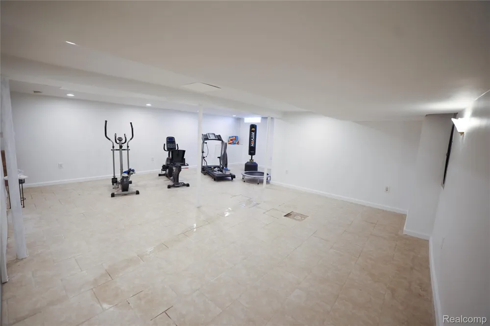 38684 Pinebrook Drive Sterling Heights City, MI 48310