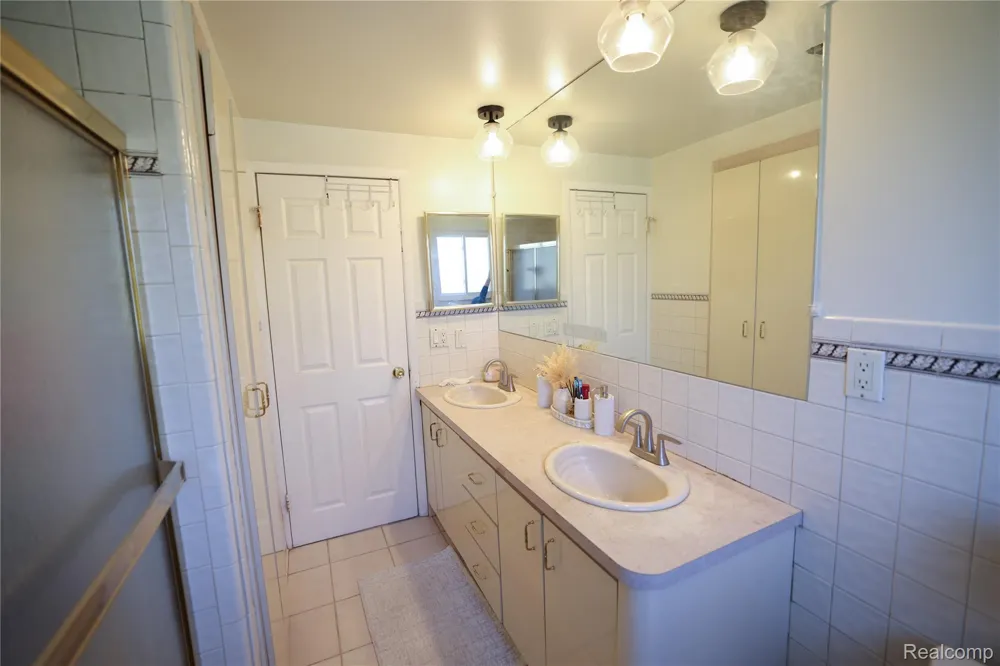 38684 Pinebrook Drive Sterling Heights City, MI 48310