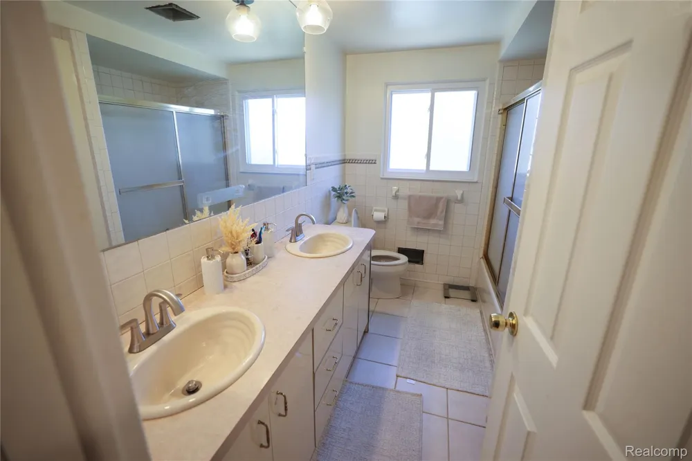 38684 Pinebrook Drive Sterling Heights City, MI 48310