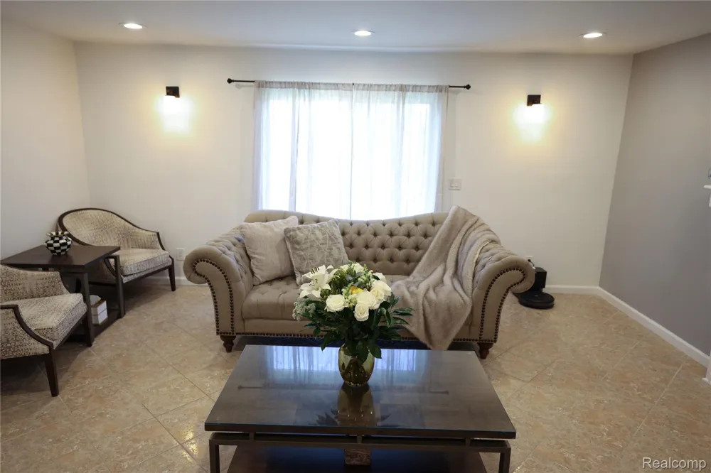 38684 Pinebrook Drive Sterling Heights City, MI 48310