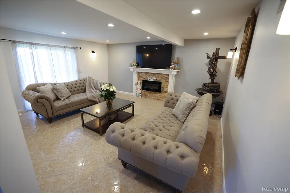 38684 Pinebrook Drive Sterling Heights City, MI 48310