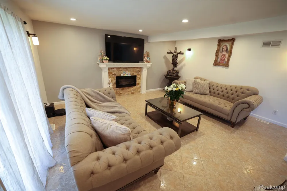 38684 Pinebrook Drive Sterling Heights City, MI 48310