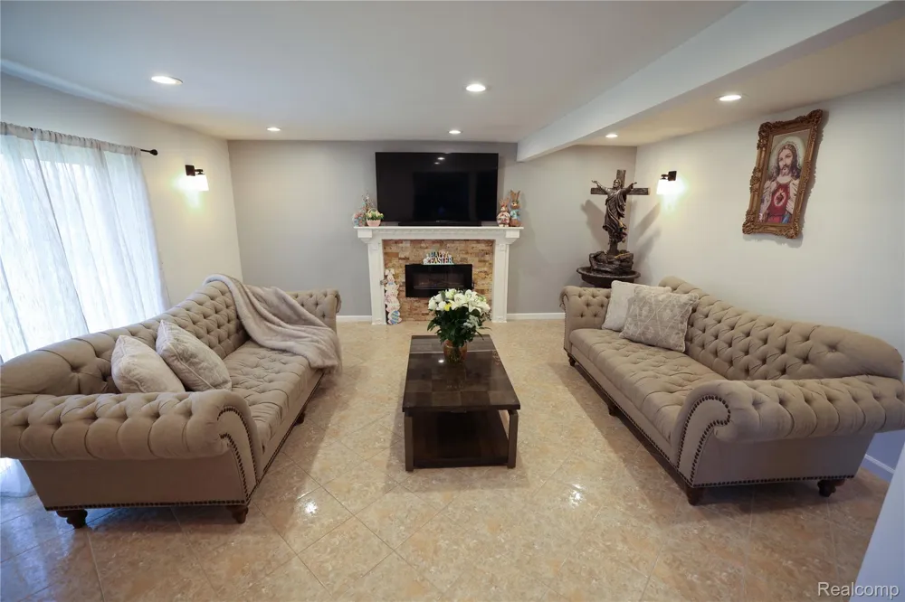 38684 Pinebrook Drive Sterling Heights City, MI 48310