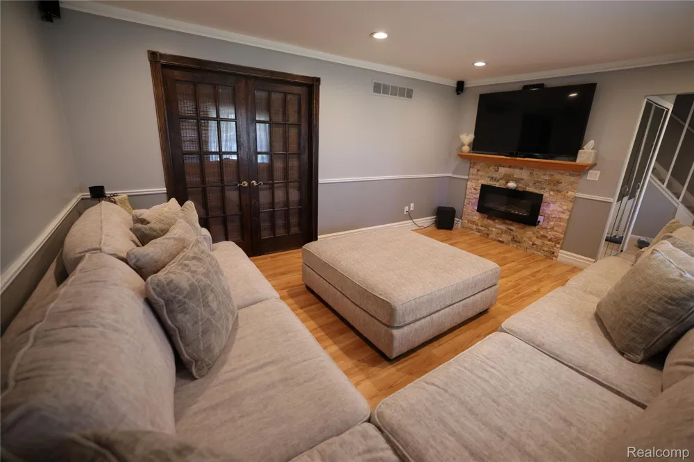 38684 Pinebrook Drive Sterling Heights City, MI 48310
