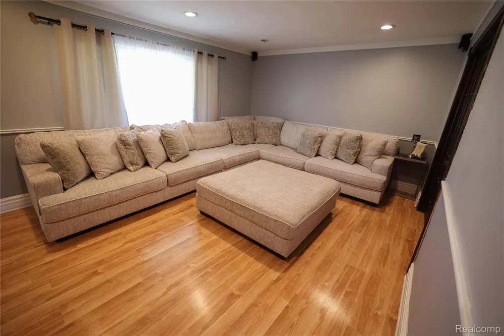 38684 Pinebrook Drive Sterling Heights City, MI 48310