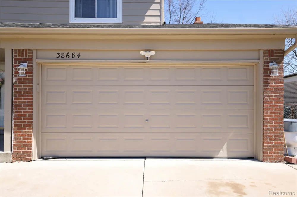 38684 Pinebrook Drive Sterling Heights City, MI 48310
