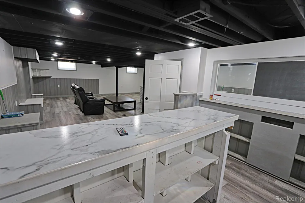 18785 Dale Avenue Allen Park City, MI 48101