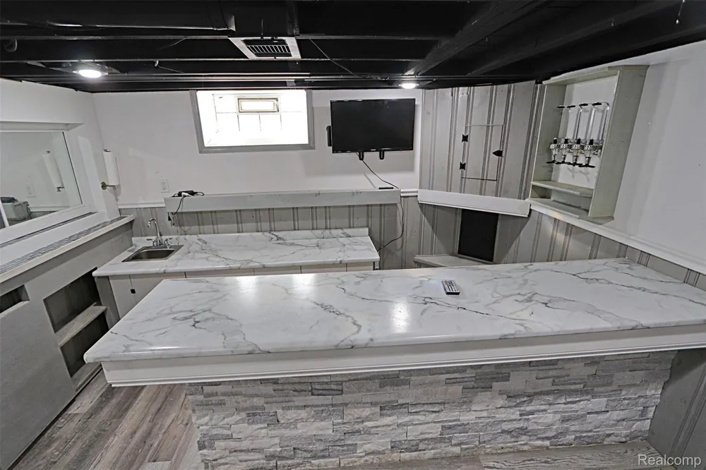 18785 Dale Avenue Allen Park City, MI 48101