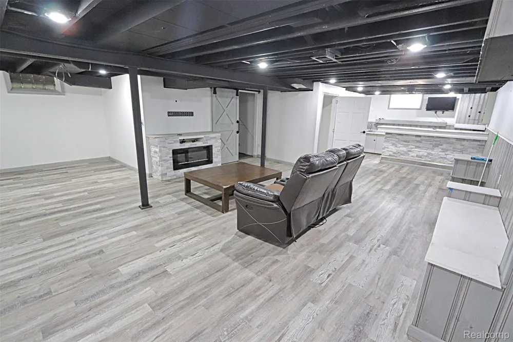 18785 Dale Avenue Allen Park City, MI 48101