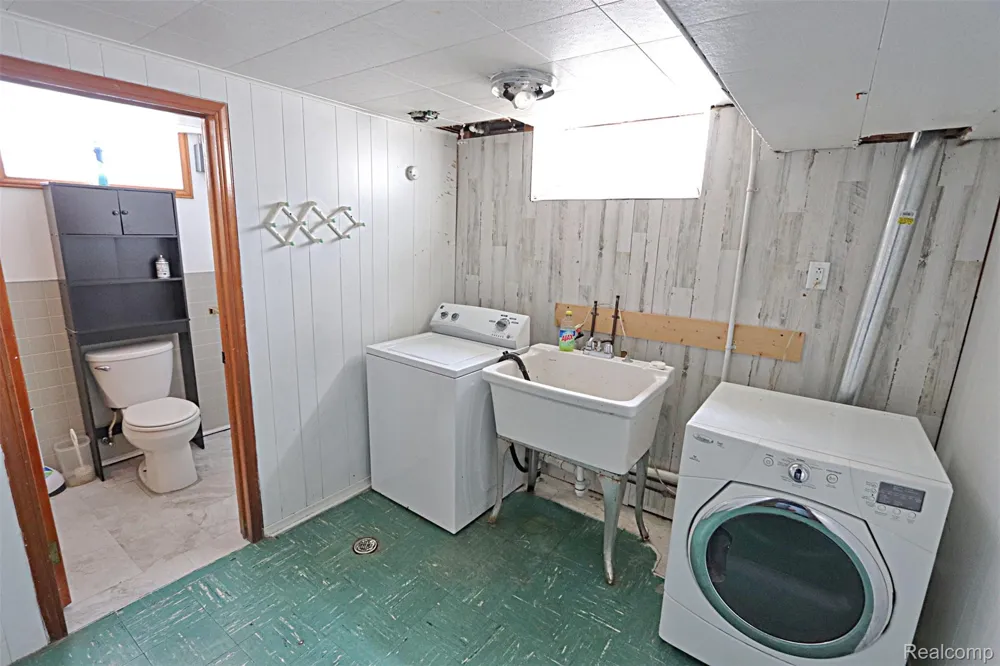 18785 Dale Avenue Allen Park City, MI 48101