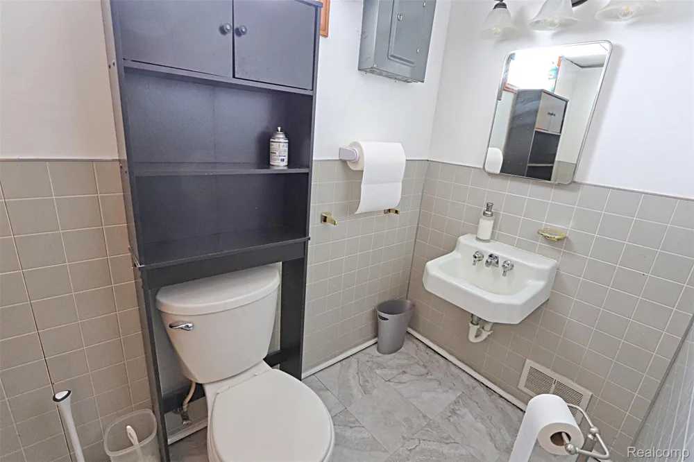 18785 Dale Avenue Allen Park City, MI 48101