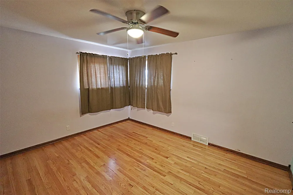 18785 Dale Avenue Allen Park City, MI 48101