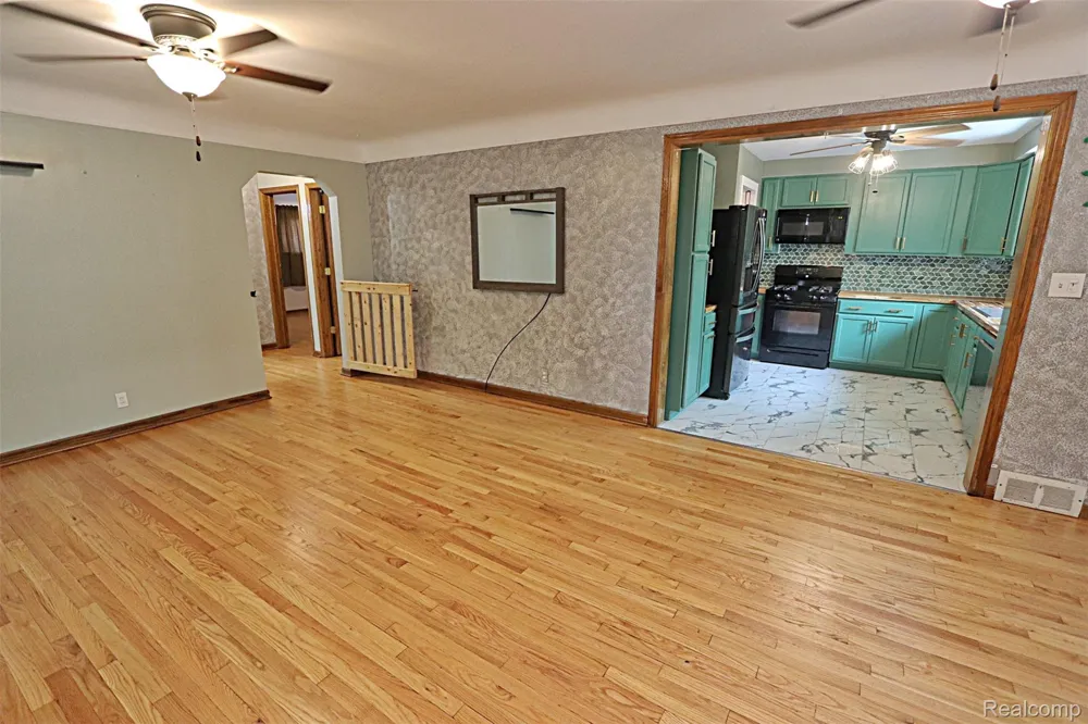18785 Dale Avenue Allen Park City, MI 48101