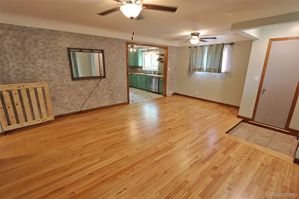 18785 Dale Avenue Allen Park City, MI 48101