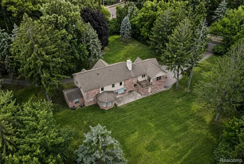 1592 Lone Pine Road