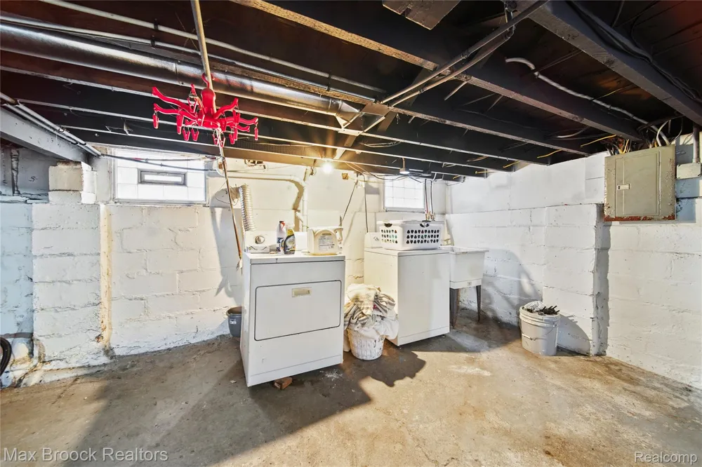 595 E Drayton Street Ferndale City, MI 48220