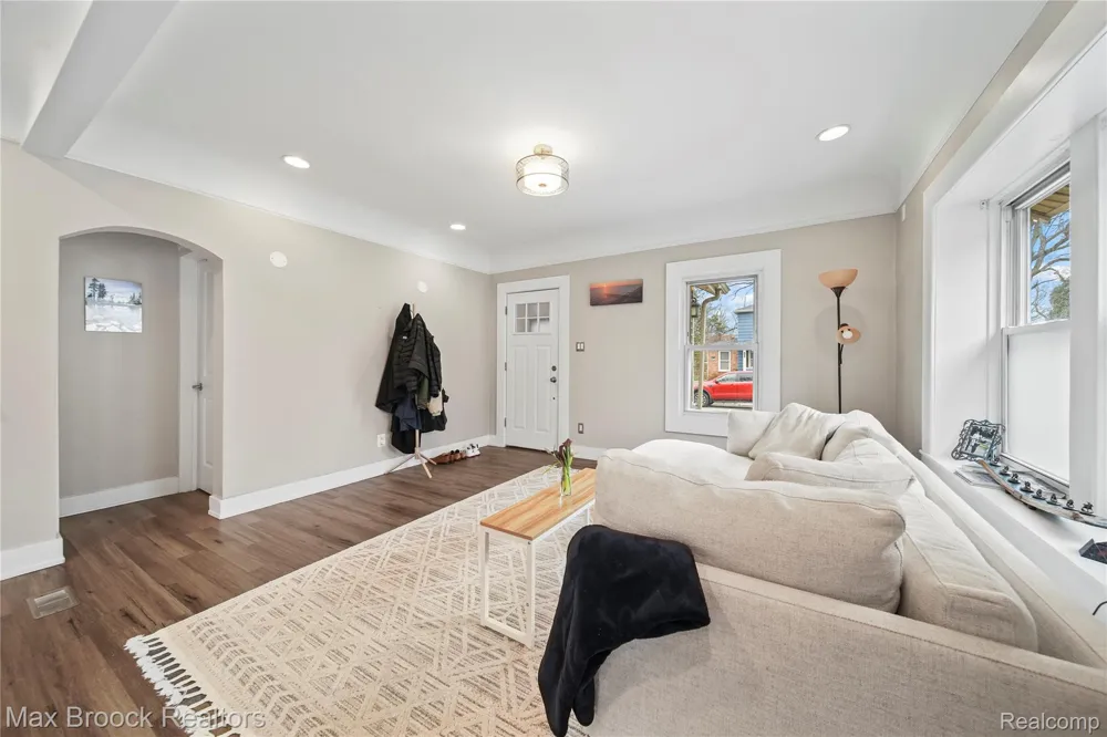 595 E Drayton Street Ferndale City, MI 48220