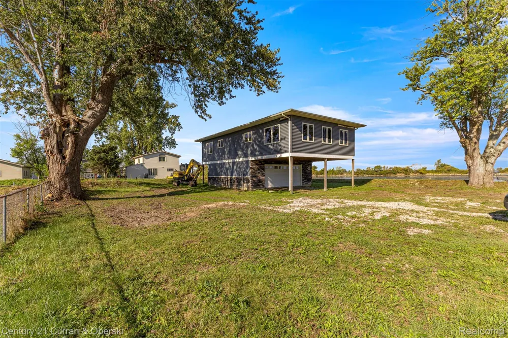 6809 Lakeshore Drive Estral Beach Village, MI 48166
