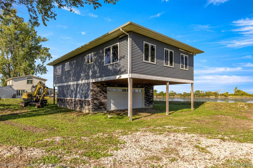 6809 Lakeshore Drive Estral Beach Village, MI 48166