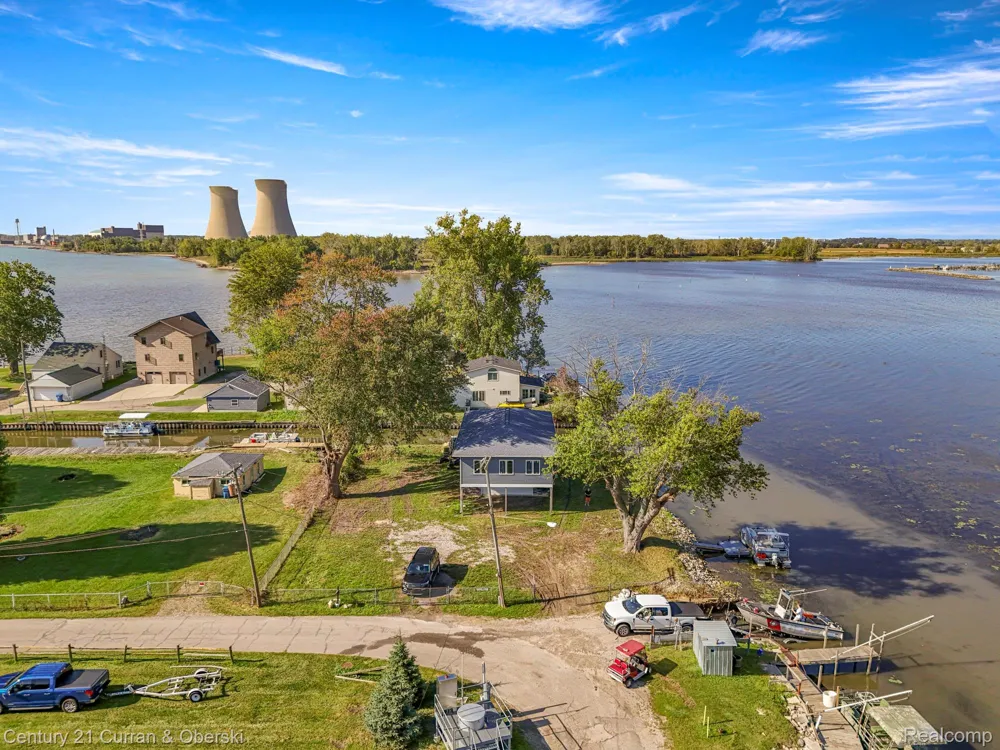 6809 Lakeshore Drive Estral Beach Village, MI 48166