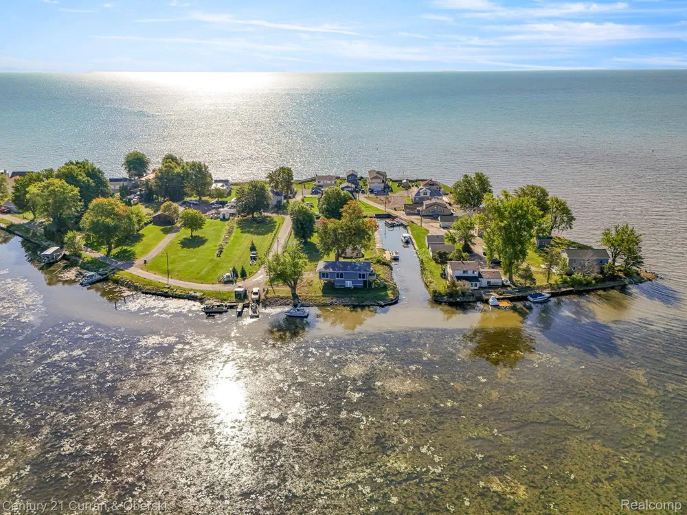 6809 Lakeshore Drive Estral Beach Village, MI 48166