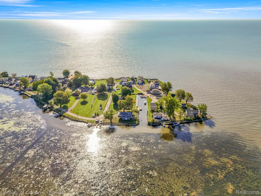 6809 Lakeshore Drive Estral Beach Village, MI 48166
