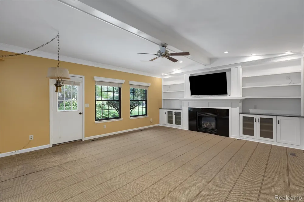 2937 Waterloo Drive Troy City, MI 48084