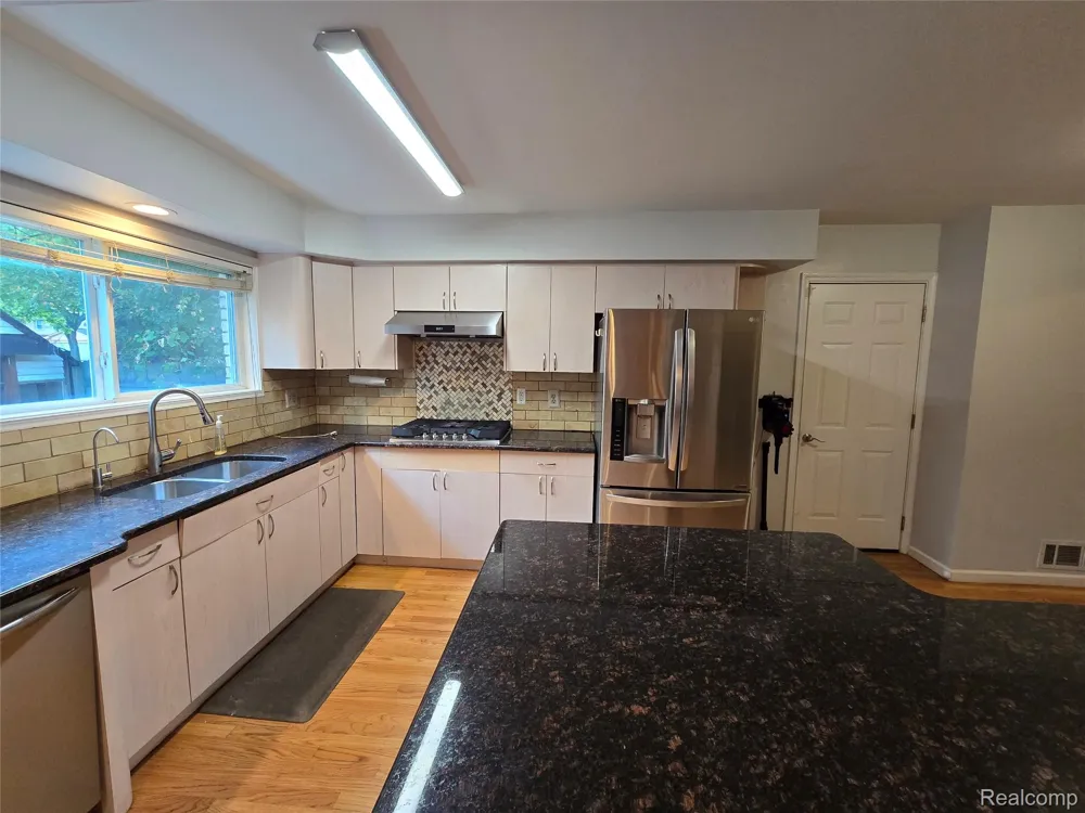 2310 Cumberland Drive Troy City, MI 48085