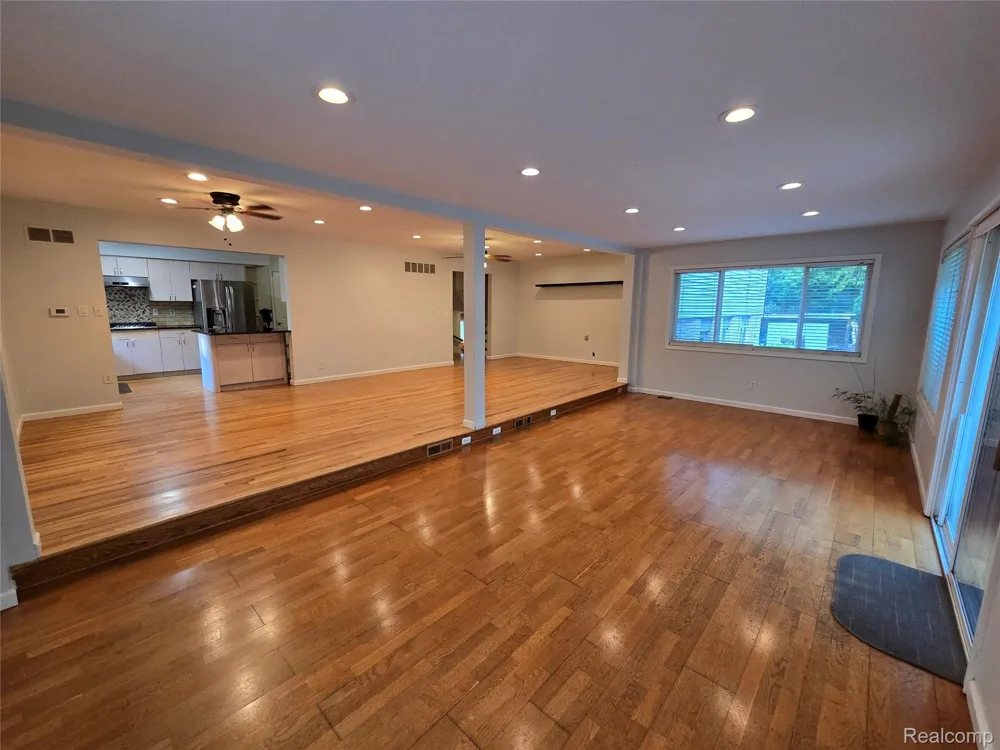 2310 Cumberland Drive Troy City, MI 48085