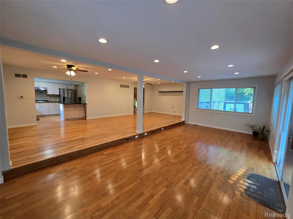 2310 Cumberland Drive Troy City, MI 48085