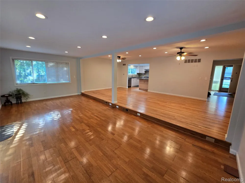 2310 Cumberland Drive Troy City, MI 48085