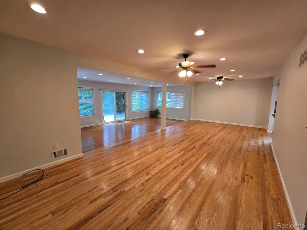 2310 Cumberland Drive Troy City, MI 48085
