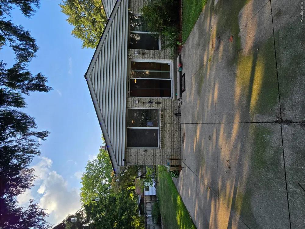 2310 Cumberland Drive Troy City, MI 48085