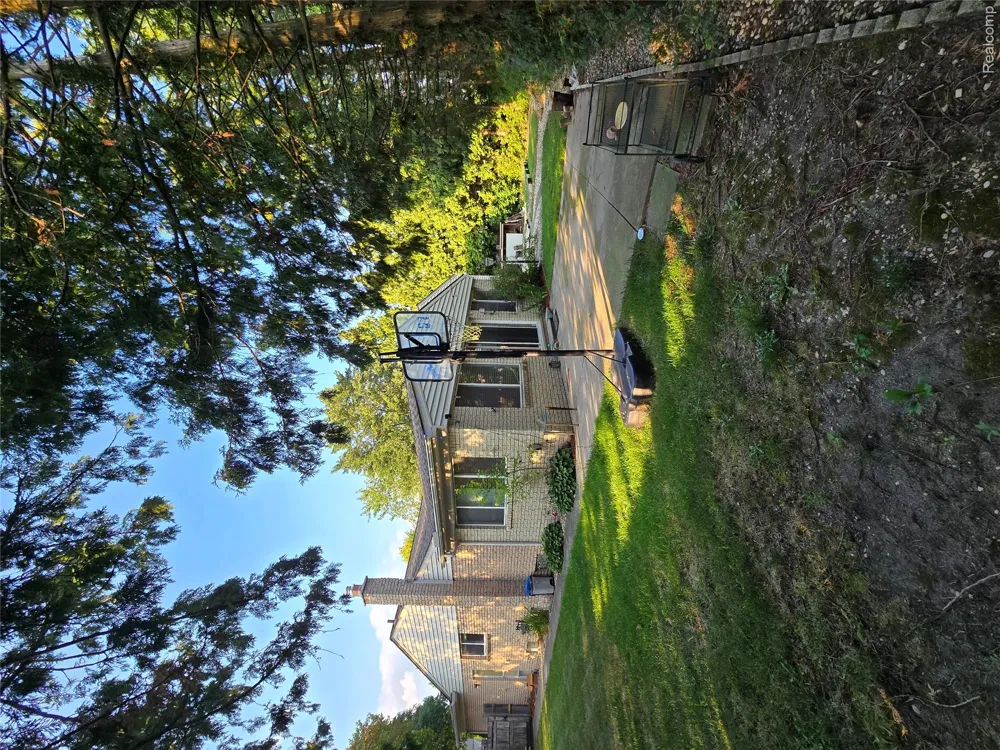 2310 Cumberland Drive Troy City, MI 48085