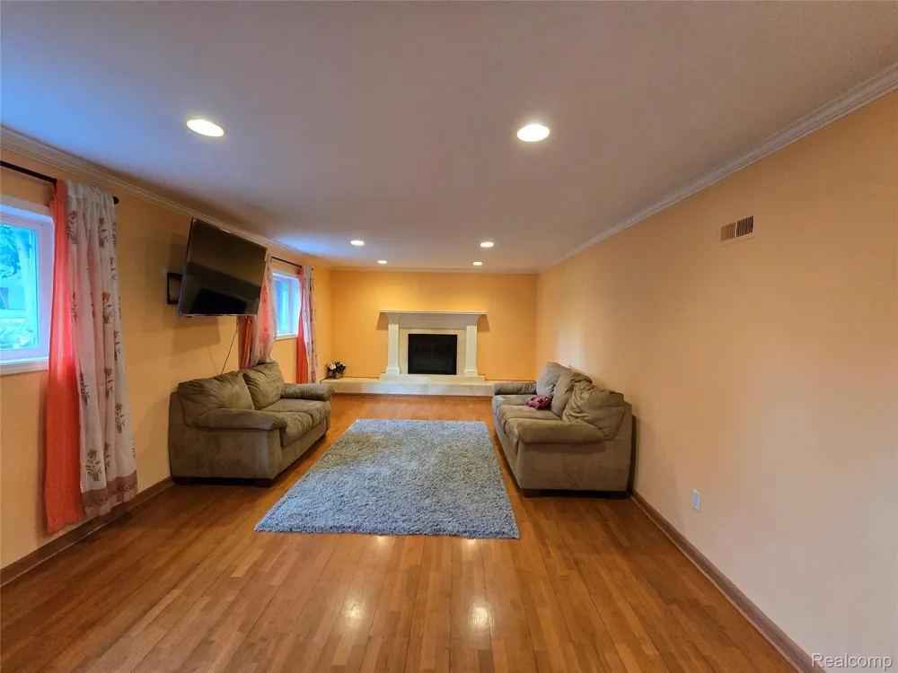 2310 Cumberland Drive Troy City, MI 48085