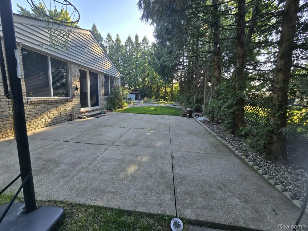 2310 Cumberland Drive Troy City, MI 48085