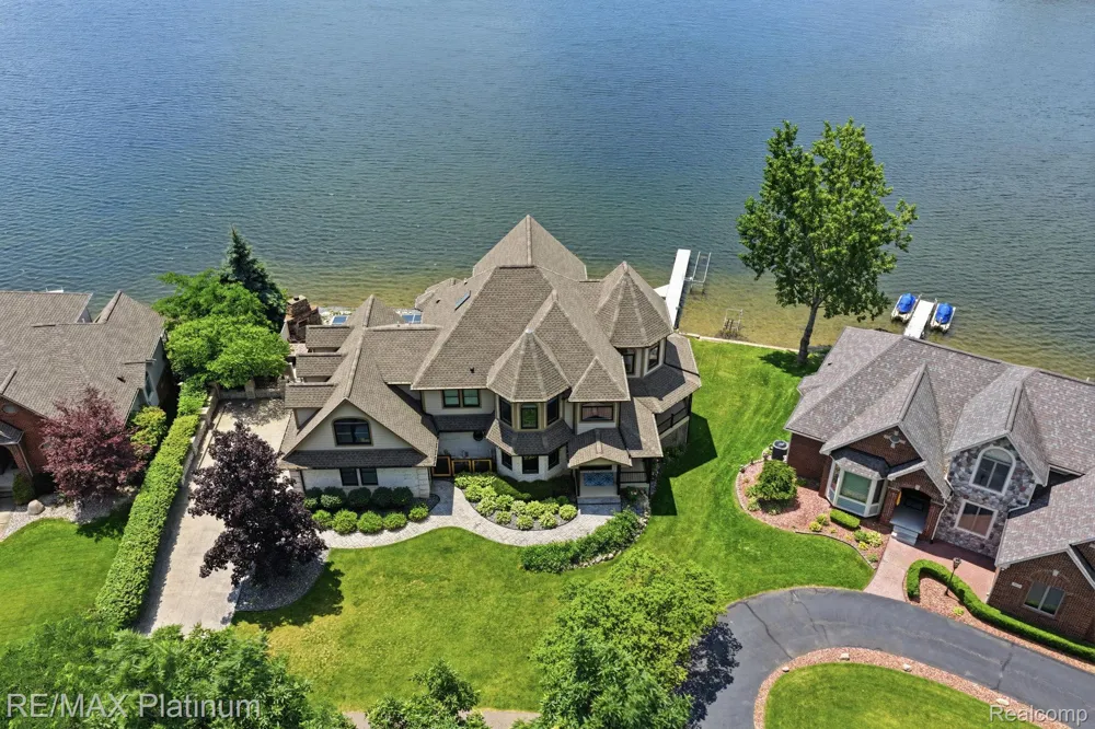 997 Thompson Shore Drive Howell City, MI 48843