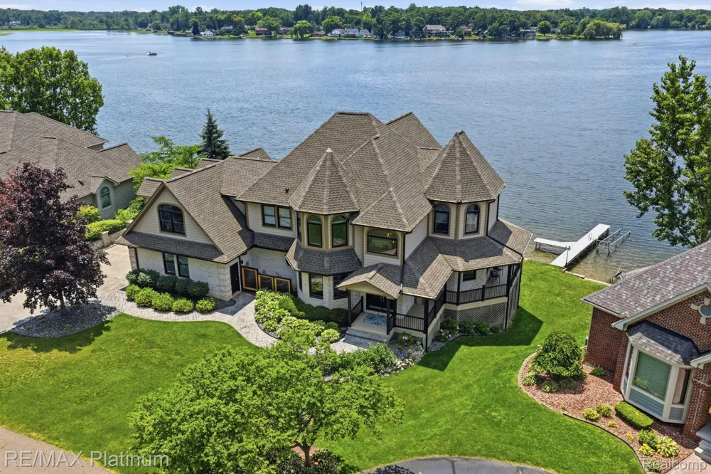 997 Thompson Shore Drive Howell City, MI 48843