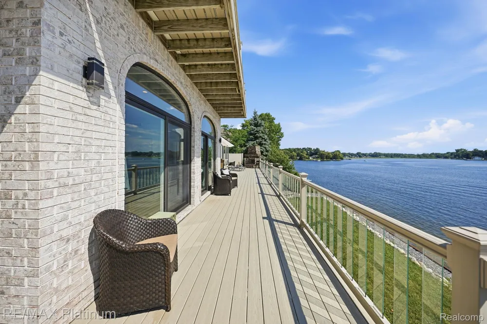 997 Thompson Shore Drive Howell City, MI 48843