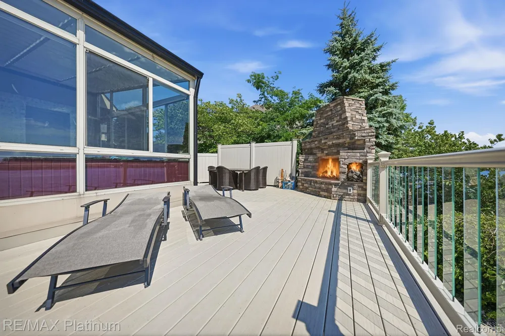 997 Thompson Shore Drive Howell City, MI 48843