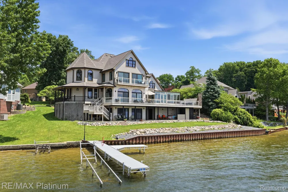 997 Thompson Shore Drive Howell City, MI 48843