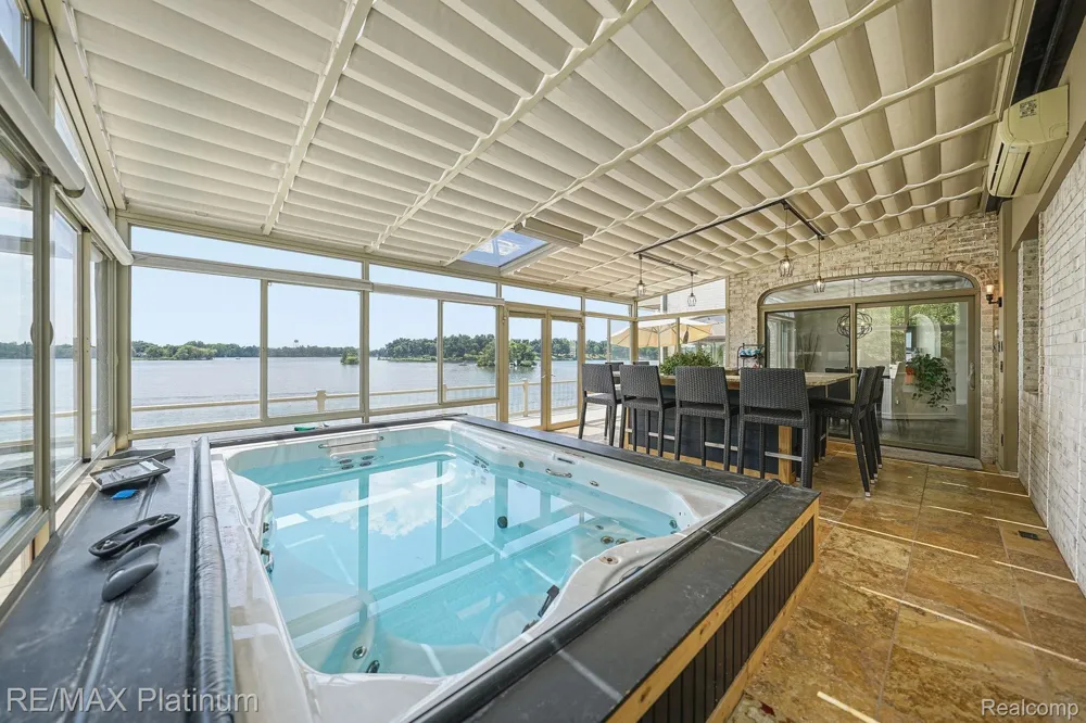 997 Thompson Shore Drive Howell City, MI 48843