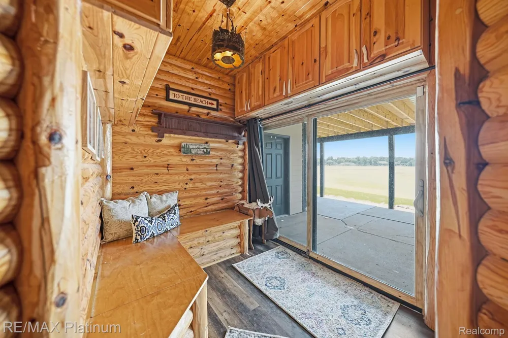 997 Thompson Shore Drive Howell City, MI 48843