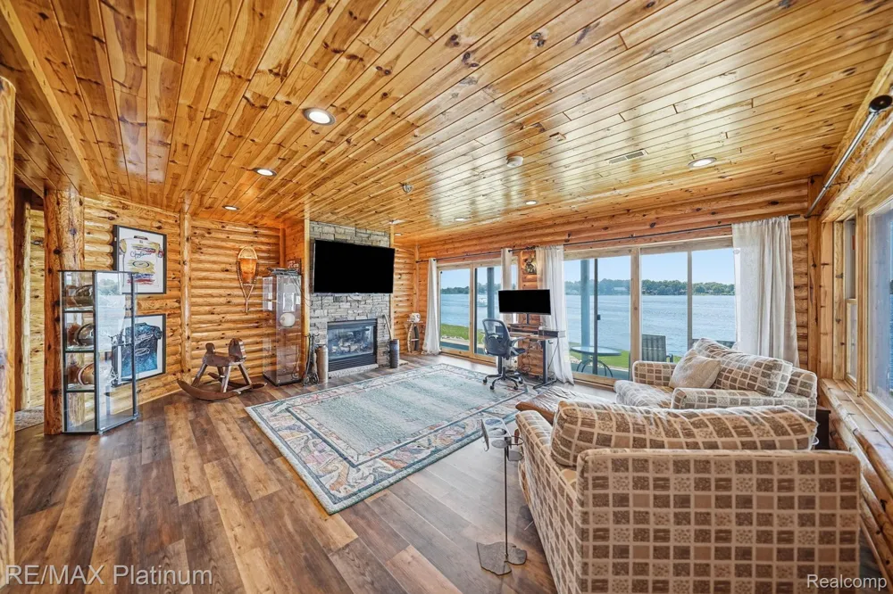 997 Thompson Shore Drive Howell City, MI 48843