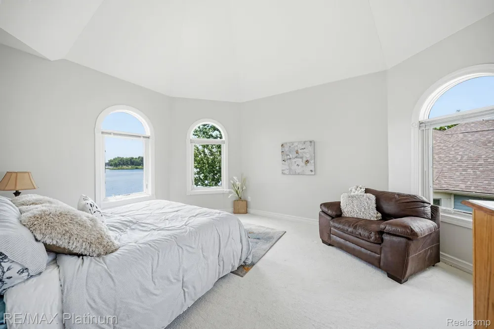 997 Thompson Shore Drive Howell City, MI 48843