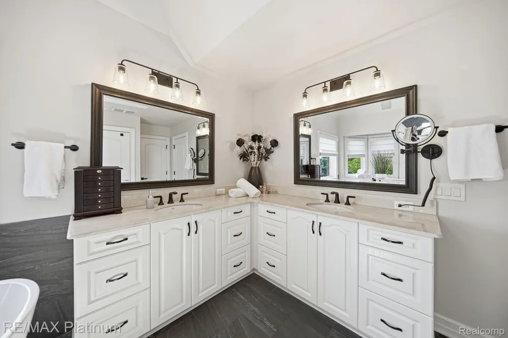 997 Thompson Shore Drive Howell City, MI 48843
