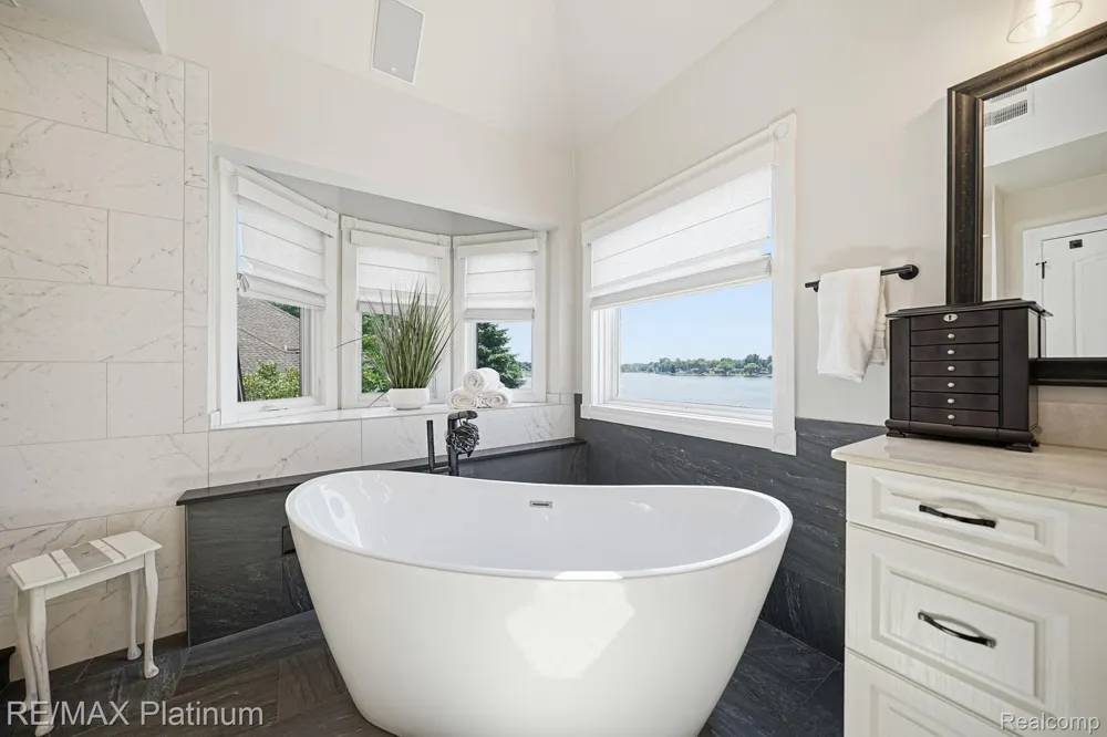 997 Thompson Shore Drive Howell City, MI 48843