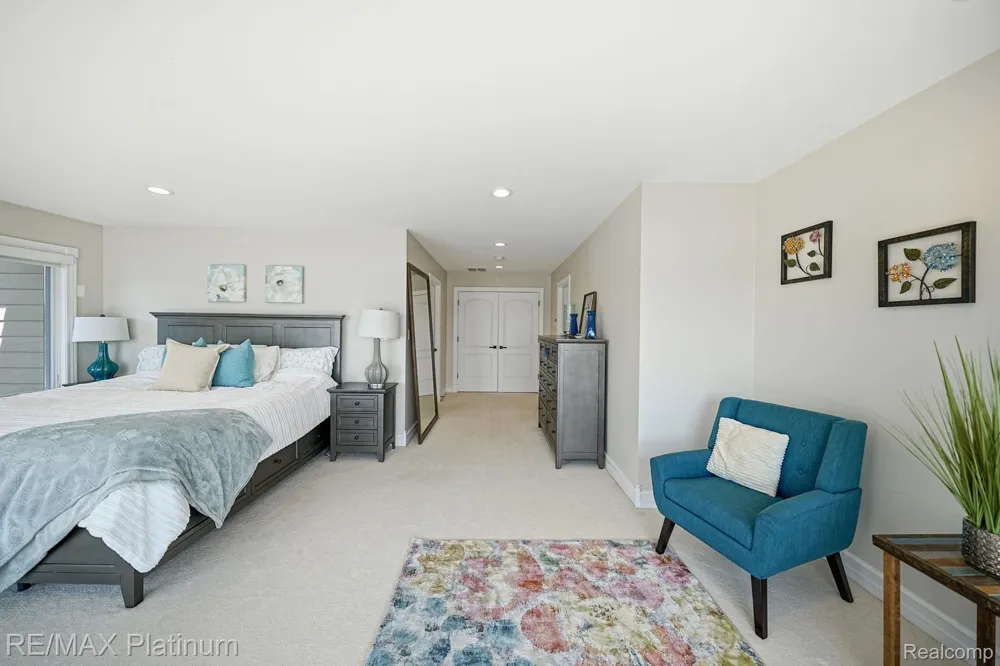 997 Thompson Shore Drive Howell City, MI 48843