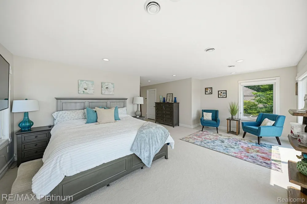 997 Thompson Shore Drive Howell City, MI 48843