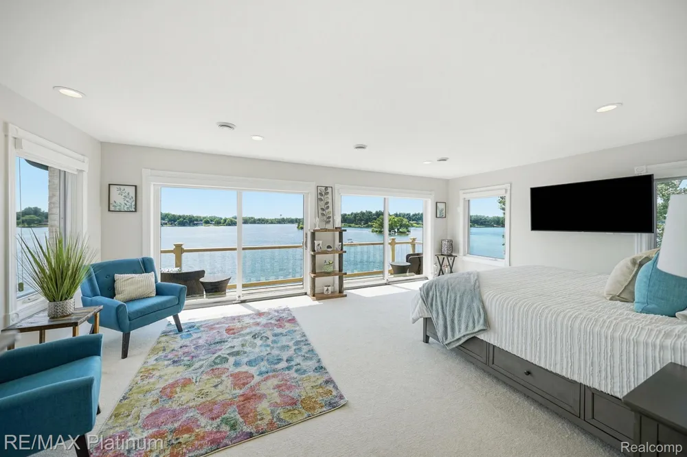 997 Thompson Shore Drive Howell City, MI 48843